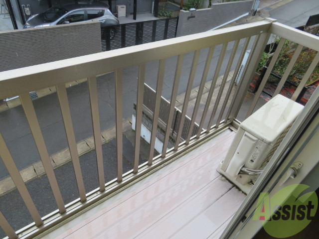 バルコニー　バルコニーには洗濯物が干せそうなスペースがあります。