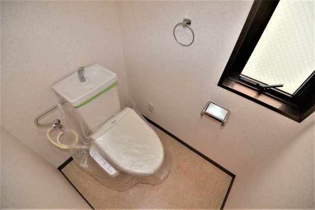 トイレ　落ち着いた色調のトイレです