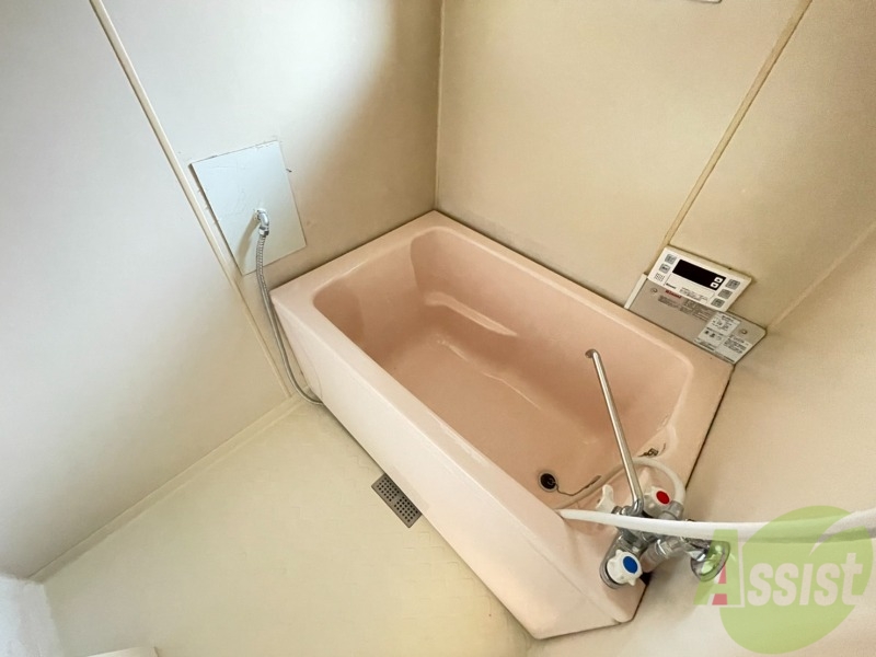 バス・シャワールーム　こちらのお風呂で、一日の疲れを癒してください。