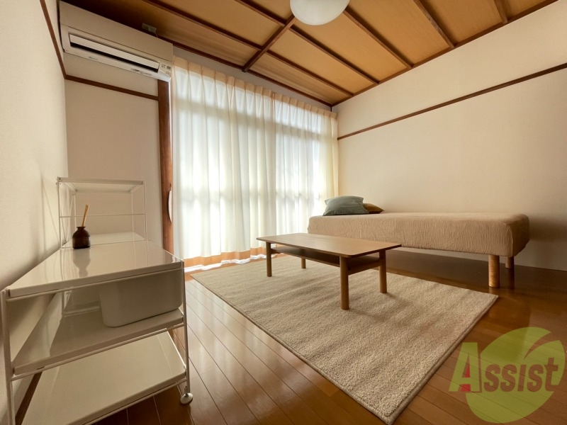 居室・リビング　７帖の洋室です。窓が大きく光が差し込みます。