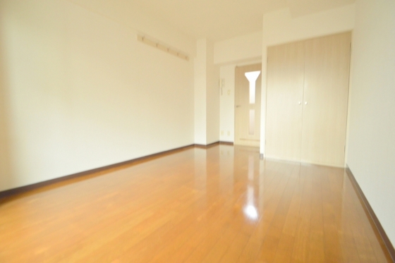 その他部屋・スペース　広々洋室フローリング