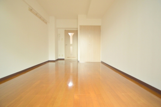 居室・リビング　広々洋室フローリング