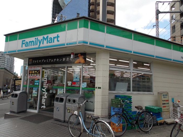 コンビニ　ファミリーマート（コンビニ）まで200m