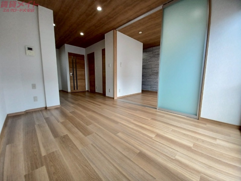 居室・リビング　同物件別室写真