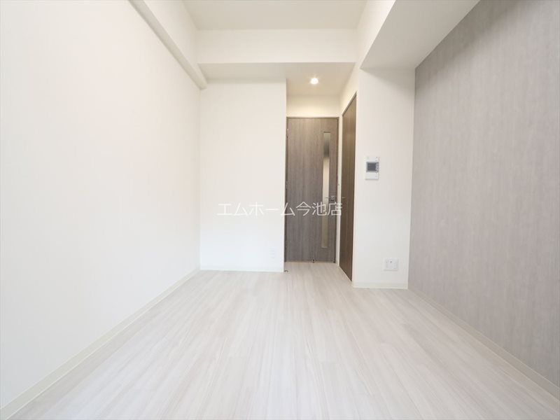 その他　洋室6.5帖　エアコン付　バルコニーに面しています