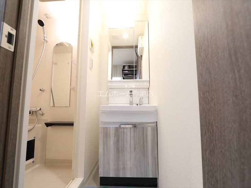 洗面設備　脱衣所　独立洗面台（シャンプードレッサー付）