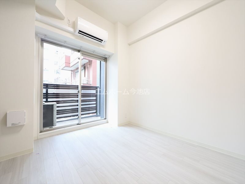 バルコニー　洋室6.5帖　エアコン付　バルコニーに面しています