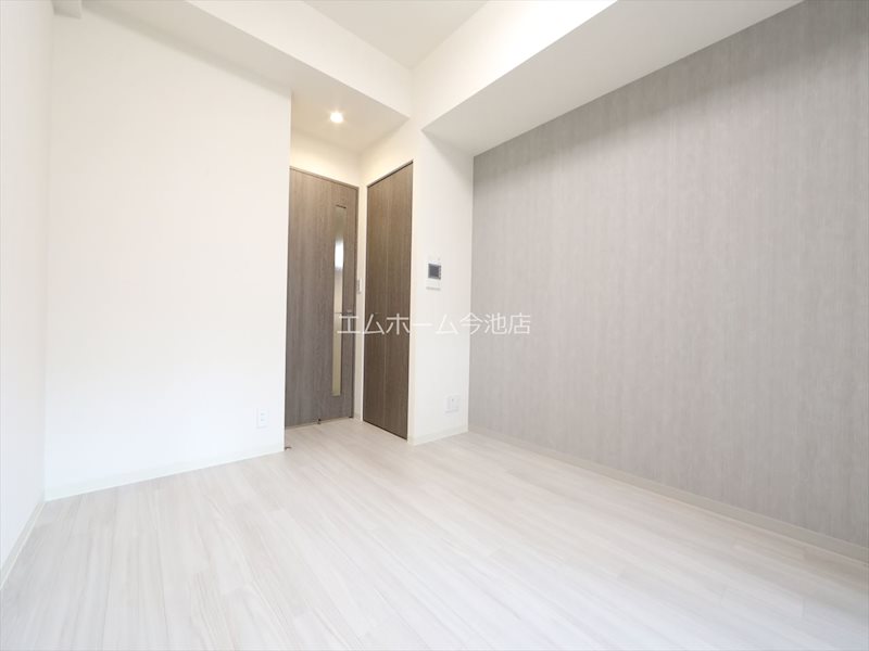 居室・リビング　洋室6.5帖　エアコン付　バルコニーに面しています