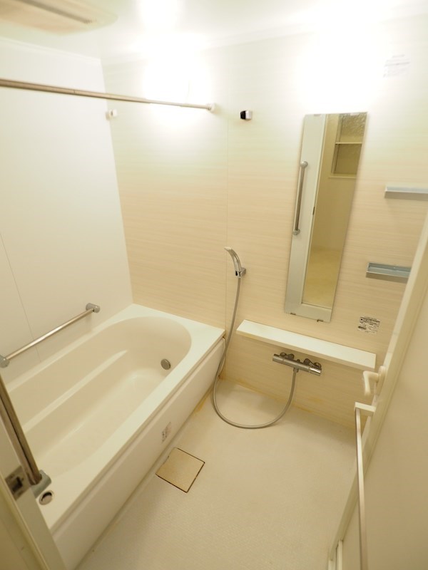 バス・シャワールーム　お風呂も広々としてます。