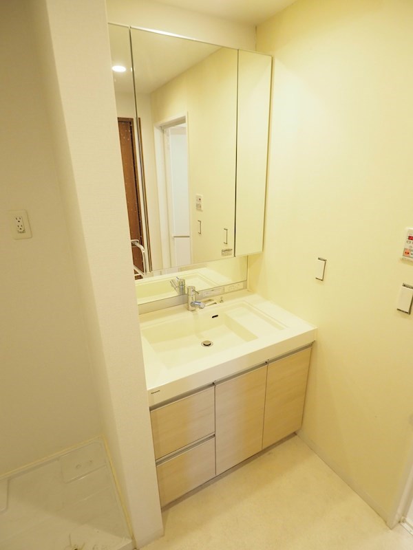 洗面設備　広くて快適な脱衣所