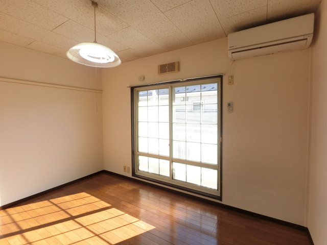 居室・リビング　人気の角部屋♪ワイドな窓で通風にも優れたお部屋です！