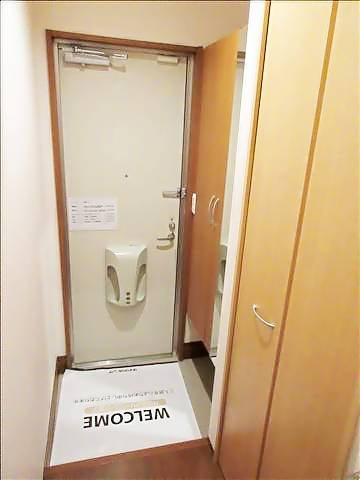 玄関　玄関スペースにはシューズボックス。