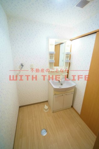 洗面設備　明るい洗面所です