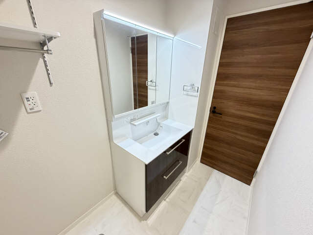 洗面設備　人気の三面鏡洗面台