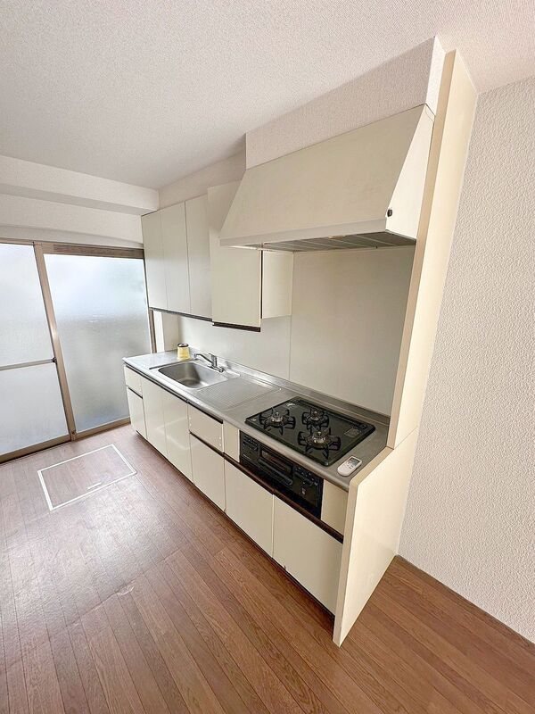 キッチン　グリル付きのシステムキッチン完備♪