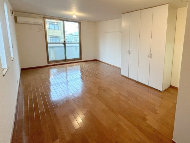 居室・リビング　★最上階角部屋・14.7帖・２面採光の洋室★