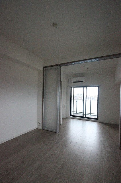 居室・リビング　同物件、別号室のものです。