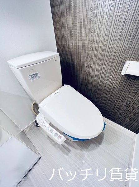 トイレ　別号室タイプの為、現状を優先致します。