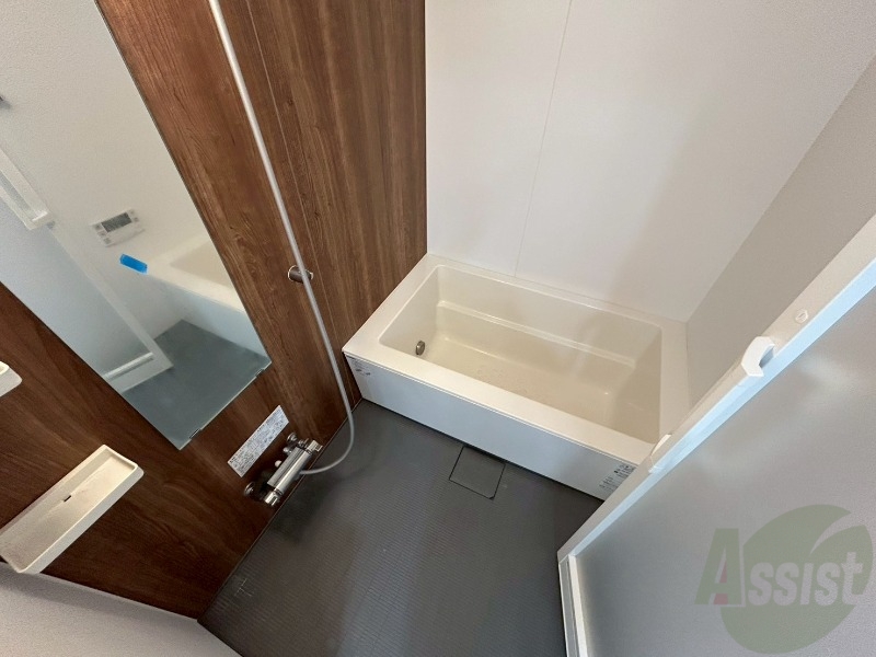 バス・シャワールーム　バスルームは狭すぎず、シャワーも浴びやすそうです。