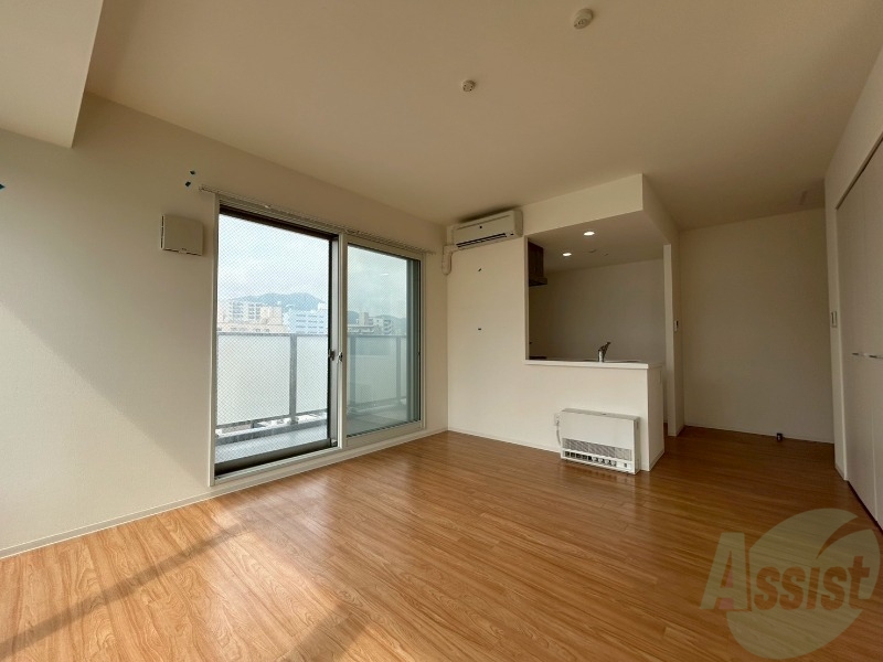 居室・リビング　白さが清潔感を出してくれます。お部屋も明るいですね。