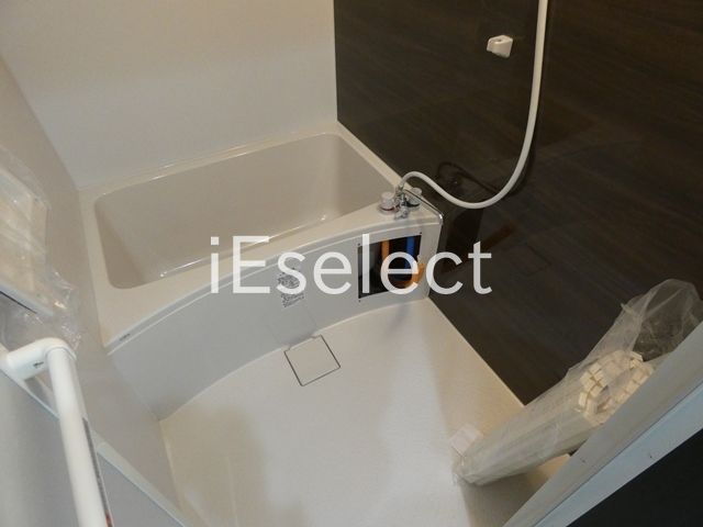 バス・シャワールーム　清潔感のあるバスルームです。