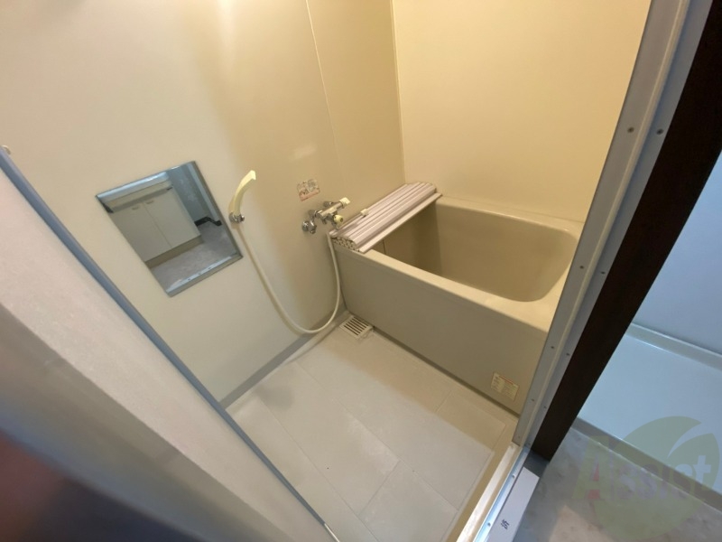 バス・シャワールーム　バスルームは狭すぎず、シャワーも浴びやすそうです。