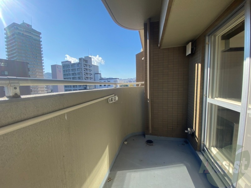 バルコニー　バルコニーは幅があり、広い印象を受けました。