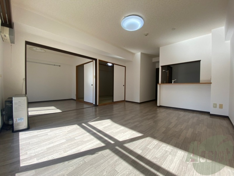 居室・リビング　白さが清潔感を出してくれます。お部屋も明るいですね。