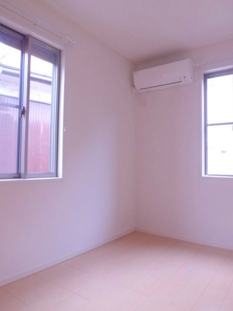 その他部屋・スペース　２面採光の洋室　フローリングの洋室４．５帖