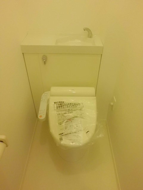 トイレ　トイレは嬉しいウォシュレット付き