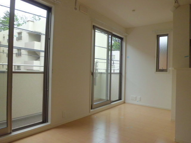 居室・リビング　２Ｆ角部屋２面採光　明るいリビング９．８帖