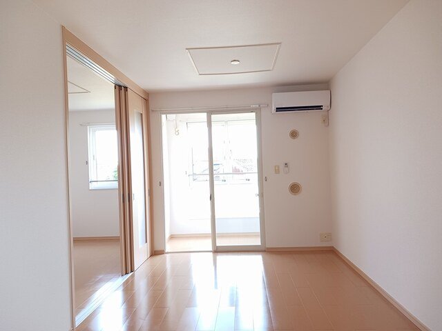 居室・リビング　こちらのリビングで趣味の時間をお楽しみください