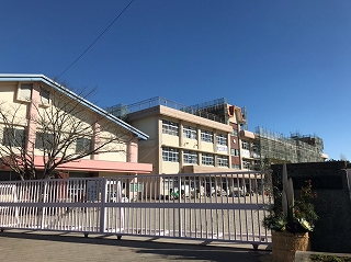 小学校　鹿児島市立花野小学校（小学校）まで909m