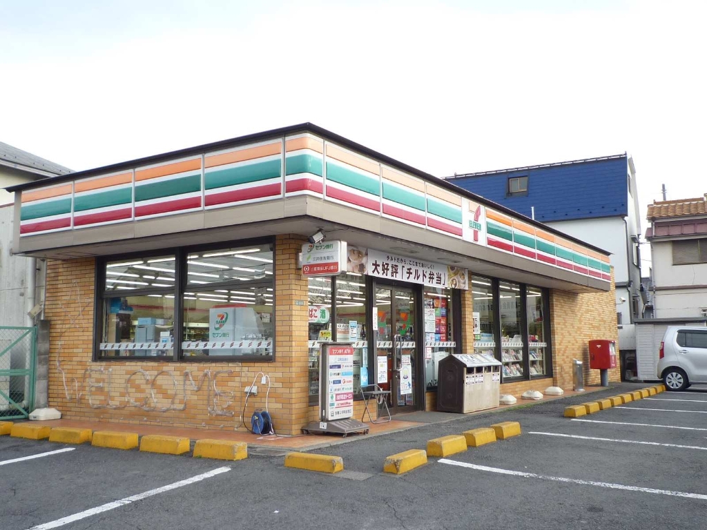 コンビニ　セブンイレブン 足立六木店（コンビニ）まで487m