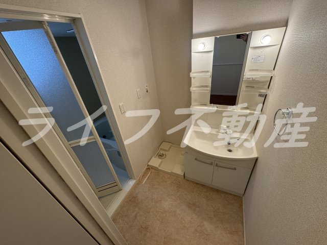 洗面設備　ゆったりとスペースのある洗面所