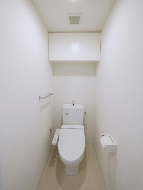 トイレ　トイレにも収納あり