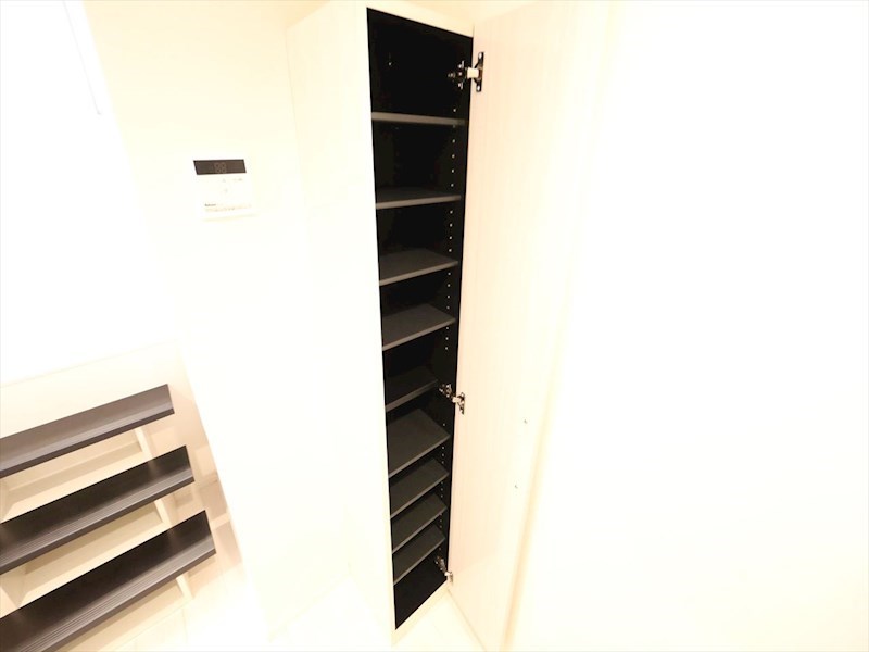 玄関　玄関　シューズボックス付（収納充実してます）　同仕様写真