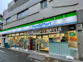 コンビニ　ファミリーマート 椎名町駅前店（コンビニ）まで325m