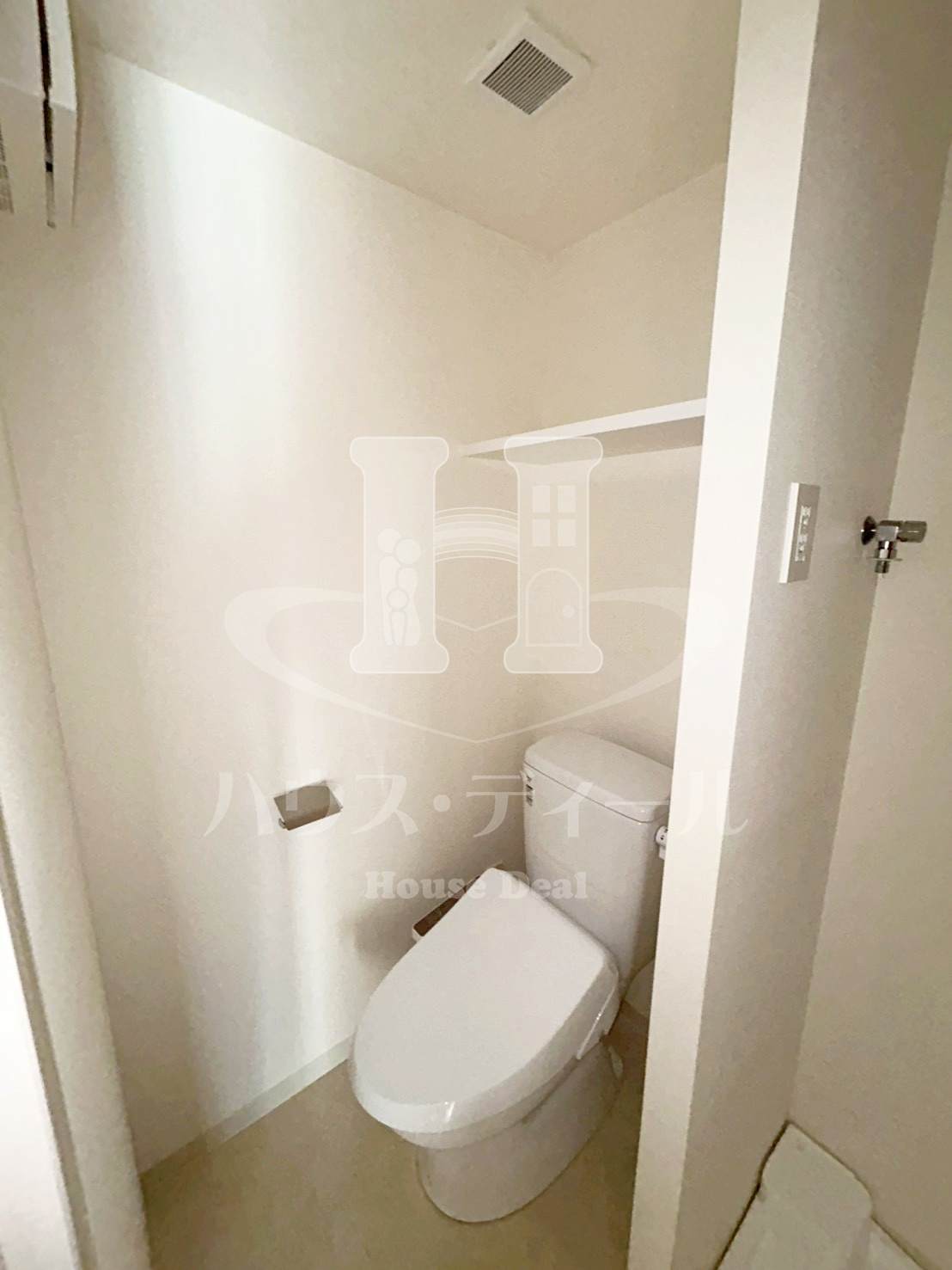 トイレ　落ち着いた色調のトイレです