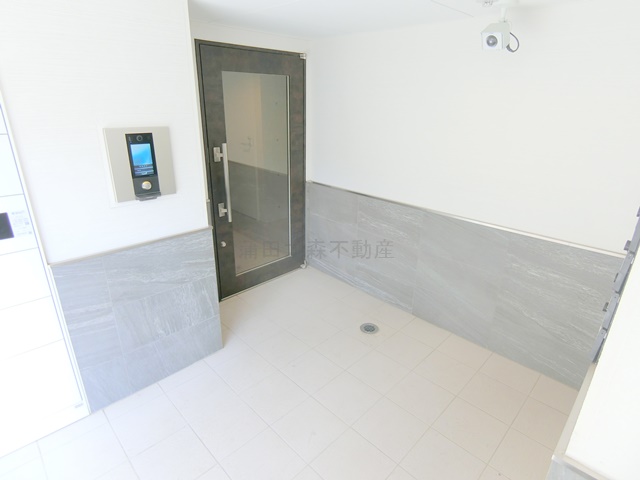 エントランス　オートロックと宅配ボックス付きのエントランス