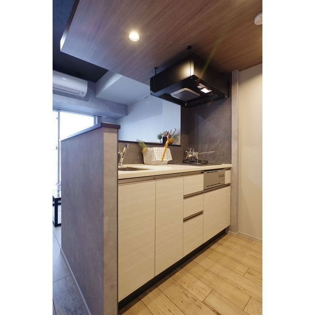 キッチン　家具／調度品に関しては配置例を示したものであり、実際の賃貸に