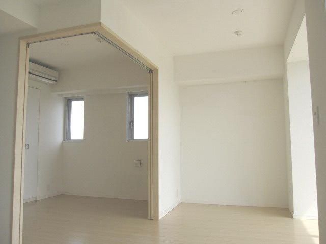 居室・リビング　★洋室と繋げて開放的に使用できます★