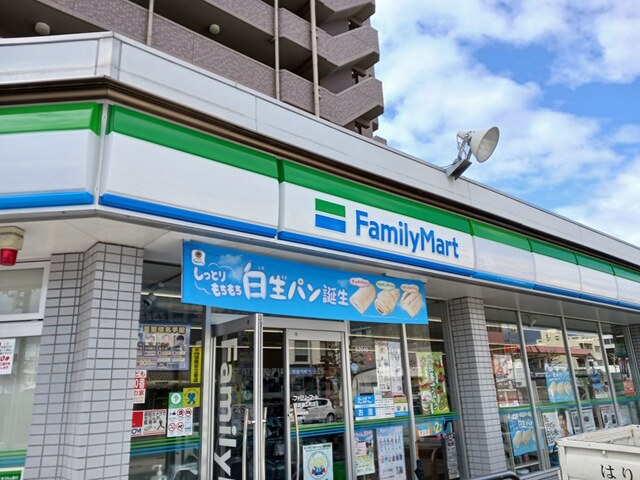 コンビニ　ファミリーマート（コンビニ）まで330m