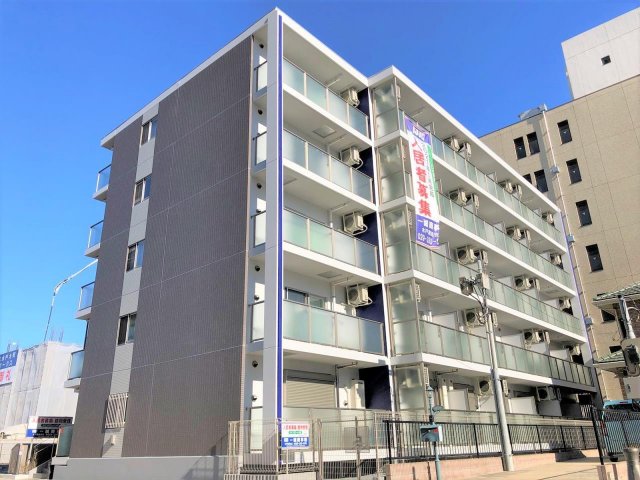 建物外観　道路向かい側はスーパーかわねや！便利な立地です。