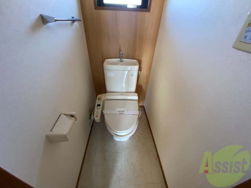 トイレ　トイレになります。温水洗浄がついているので快適ですね。