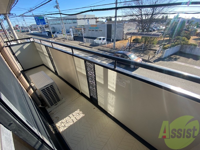 バルコニー　バルコニーになります。広々としていて洗濯物も楽ですね。