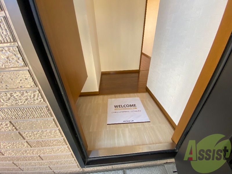 玄関　玄関になります。きれいで広々してますね。