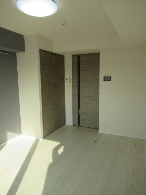 その他部屋・スペース　優しい色合いの床材を使用した居住空間です。