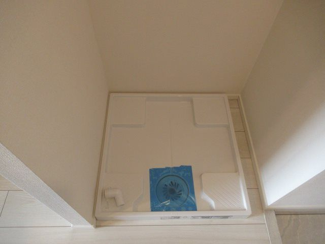 その他設備　防水パン付きの洗濯機置場です。