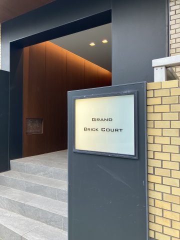 エントランス　落ち着いたエントランスです